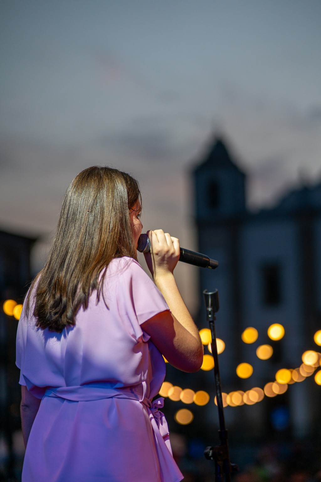 Margarida Sousa, De costas para a praça, fim de tarde · Praça do Giraldo